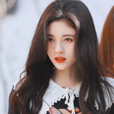 她从火光中走来